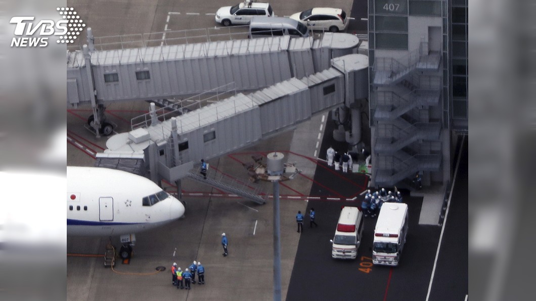 日本第3架政府包機返日 8人下機直接送醫