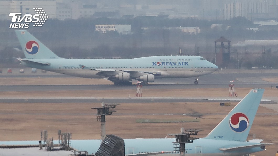 韓撤僑包機降落直送隔離村 18人發燒送醫