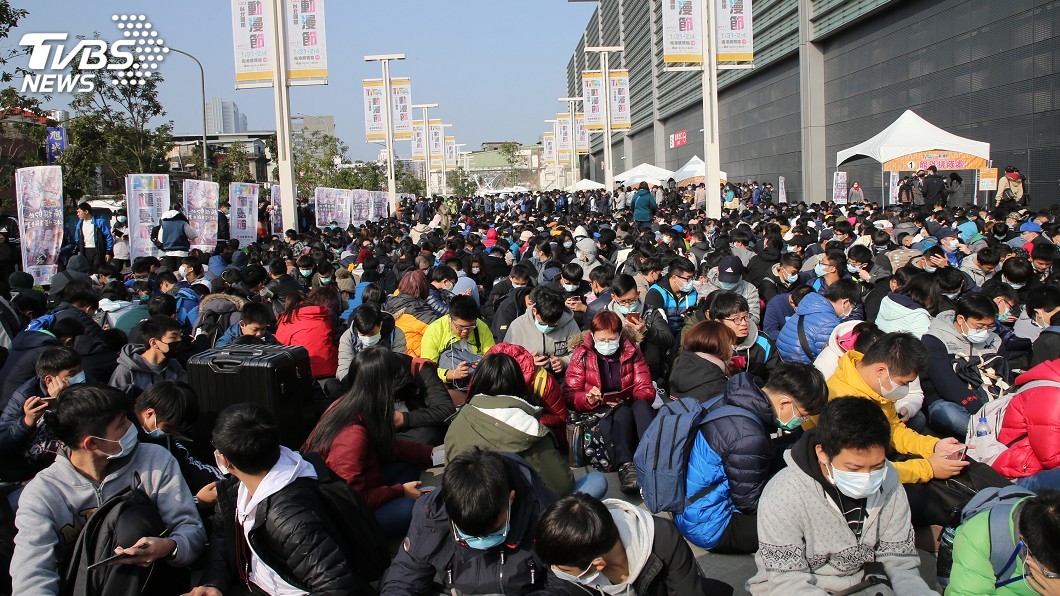 台北國際動漫節 民眾戴口罩排隊量體溫進場