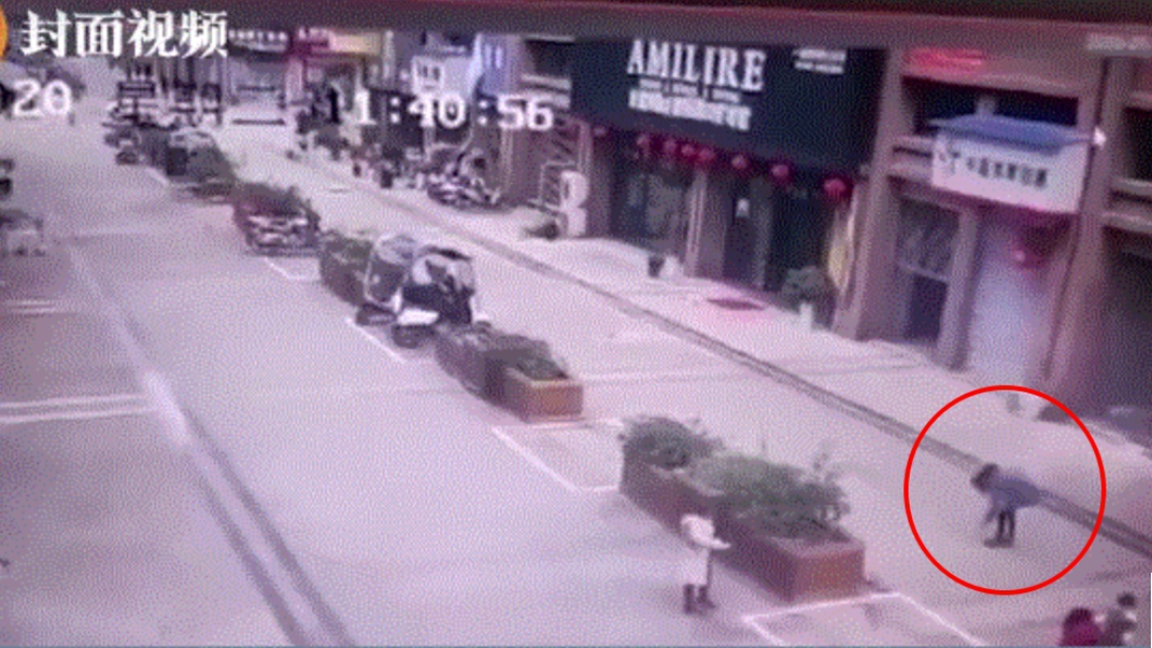 女童將點燃的鞭炮丟進地下化糞池,引發爆炸。(圖/翻攝自封面視頻)