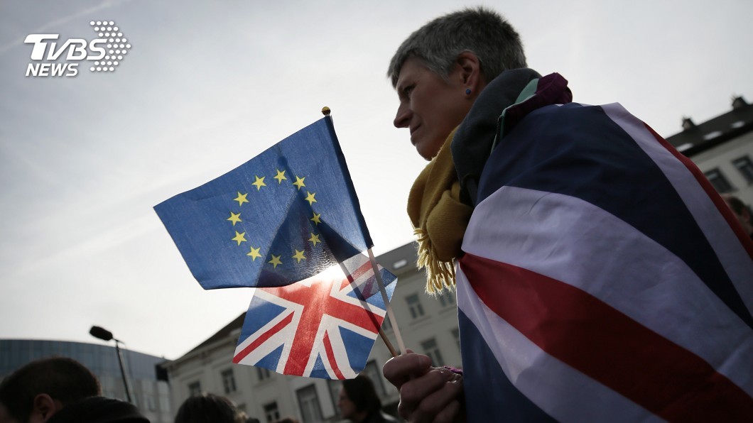 牽手唱驪歌送別英國 歐洲議會通過「英脫歐」