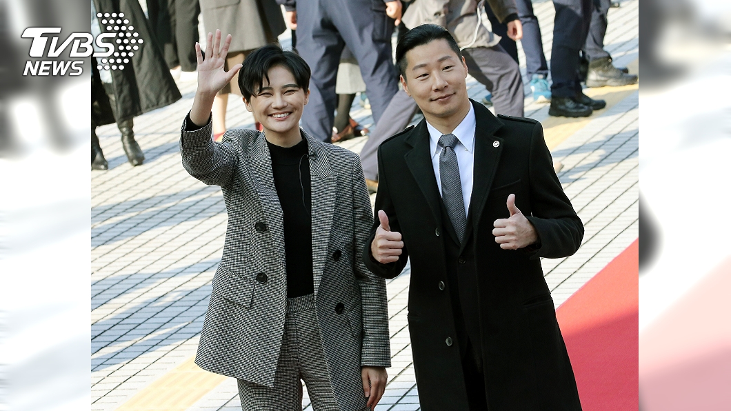賴品妤俐落短髮 與林昶佐師徒同步紅毯進議會