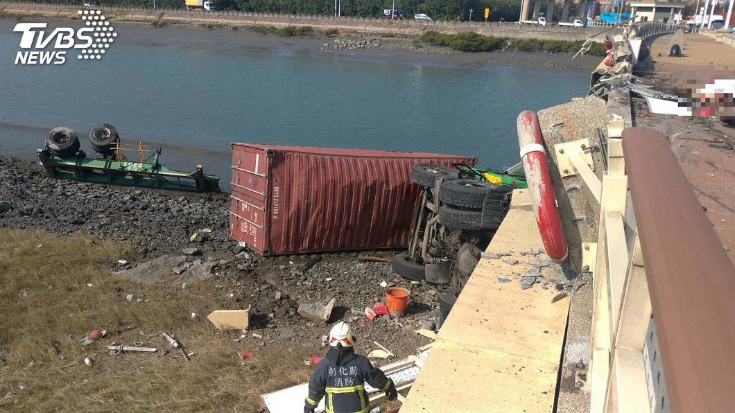 聯結車駛出西濱匝道一路衝撞翻落大橋下　釀1死3傷