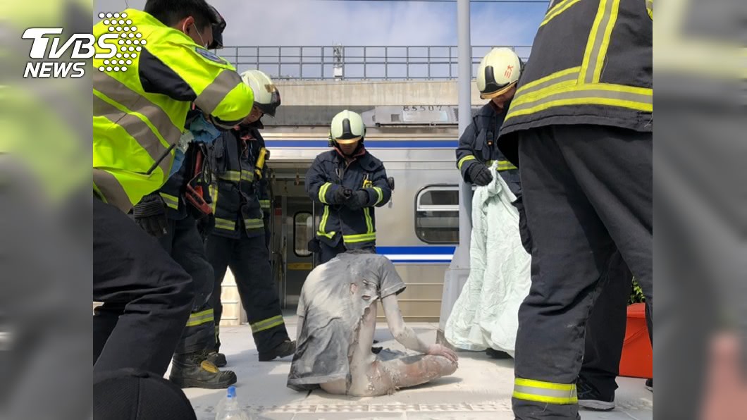 離奇!男搭區間車突爬上車頂 遭高壓電擊全身著火