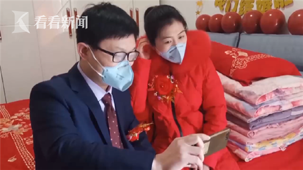 婚禮結束後，由於新郎的職業是醫生，他立刻趕回醫院持續進行防疫工作。(圖／翻攝自看看新聞)