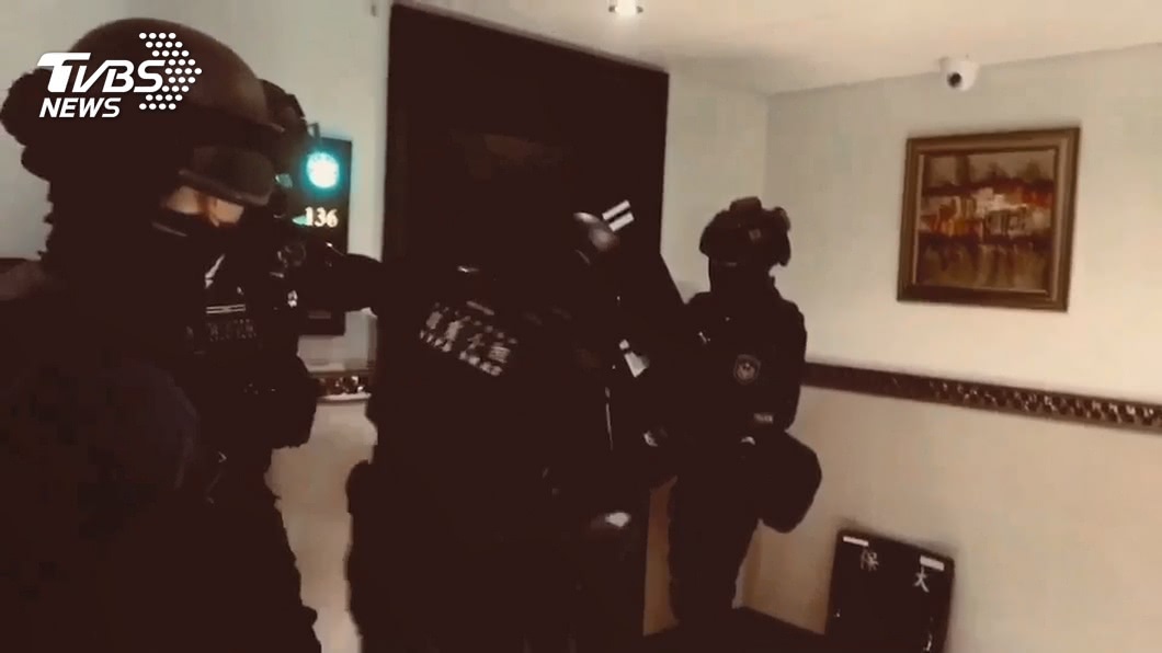 槍管堵嘴私刑還PO網！　霹靂警破門掃黑