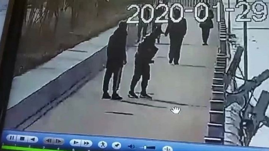 豆腐渣工程太扯!怪力男踢1腳 215根石柱如骨牌全斷
