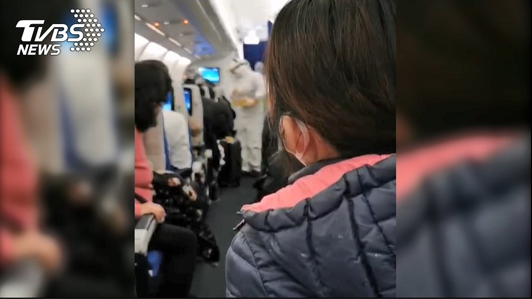 首批滯留武漢的247名台人昨(3日)搭乘陸航東方航空包機返台。(圖/TVBS)