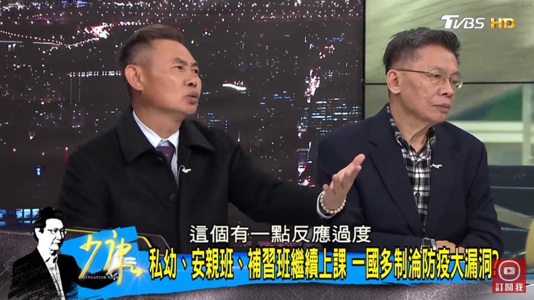 前民進黨立委李俊毅(圖左)痛批政府反應過度。(圖／翻攝自YouTube少康戰情室頻道)