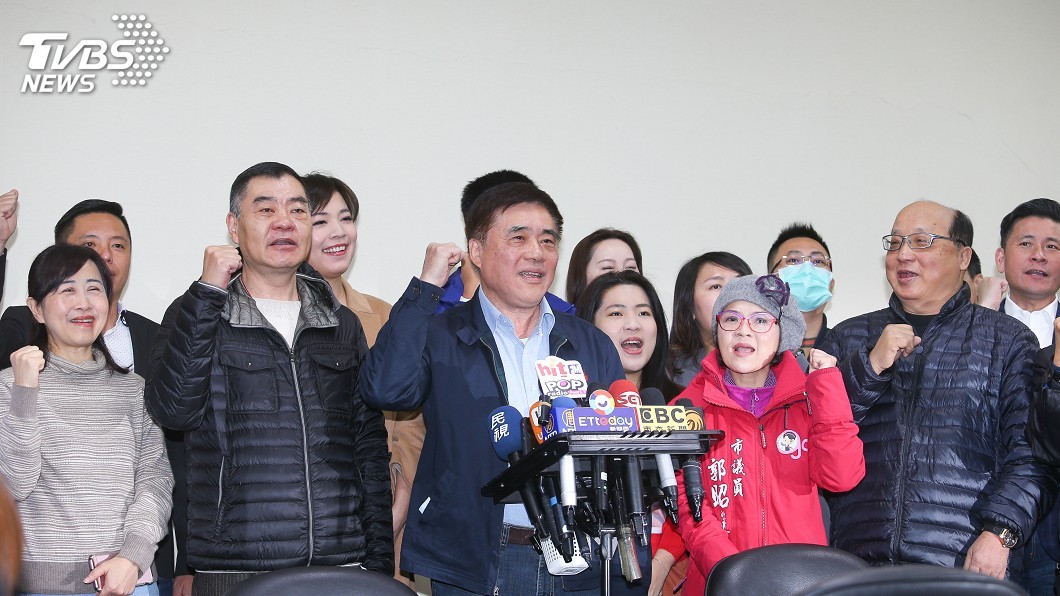 郝龍斌登記選國民黨主席　胡志強現身力挺