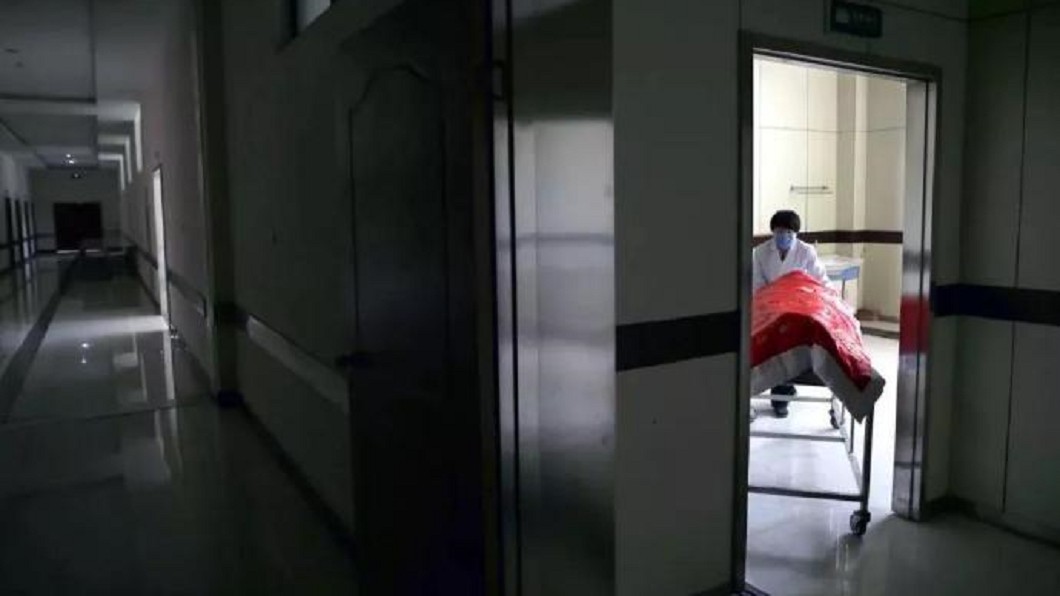 初二開始沒休息過!武漢殯葬業員工訴辛酸:臉手險潰爛