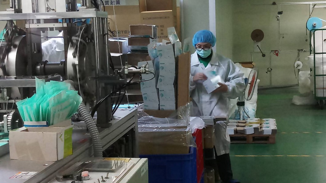 國軍派16人進駐華新製口罩 估每天增產3萬片