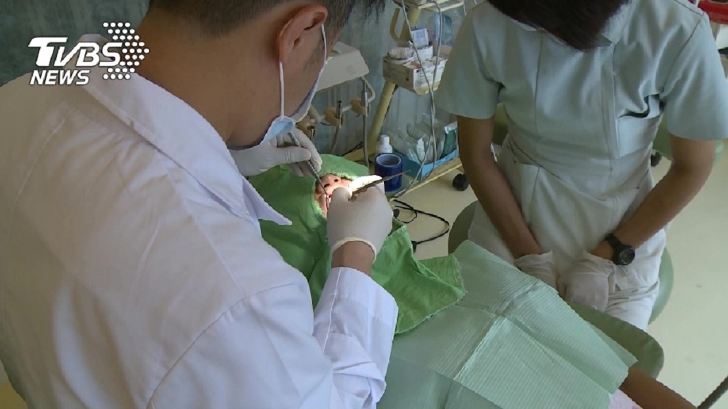 猛男牙痛一次拔4顆智齒 臉頰腫到像豬頭
