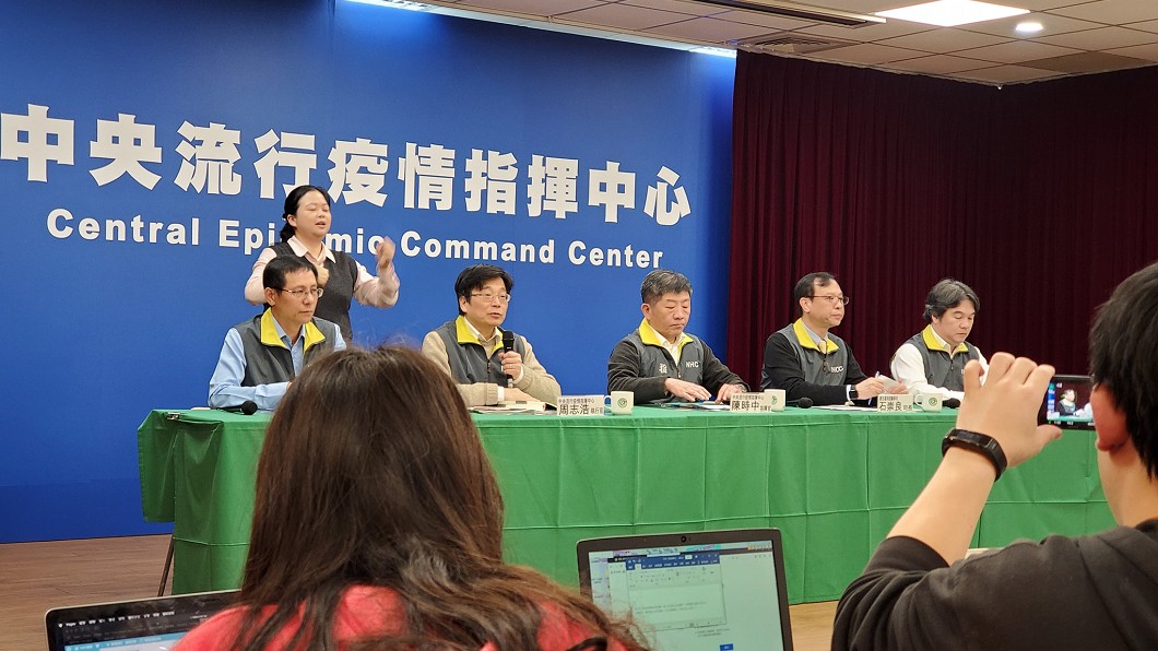 中央流行疫情指揮中心為了防疫相當辛勞。(圖/翻攝自宋燕旻臉書)