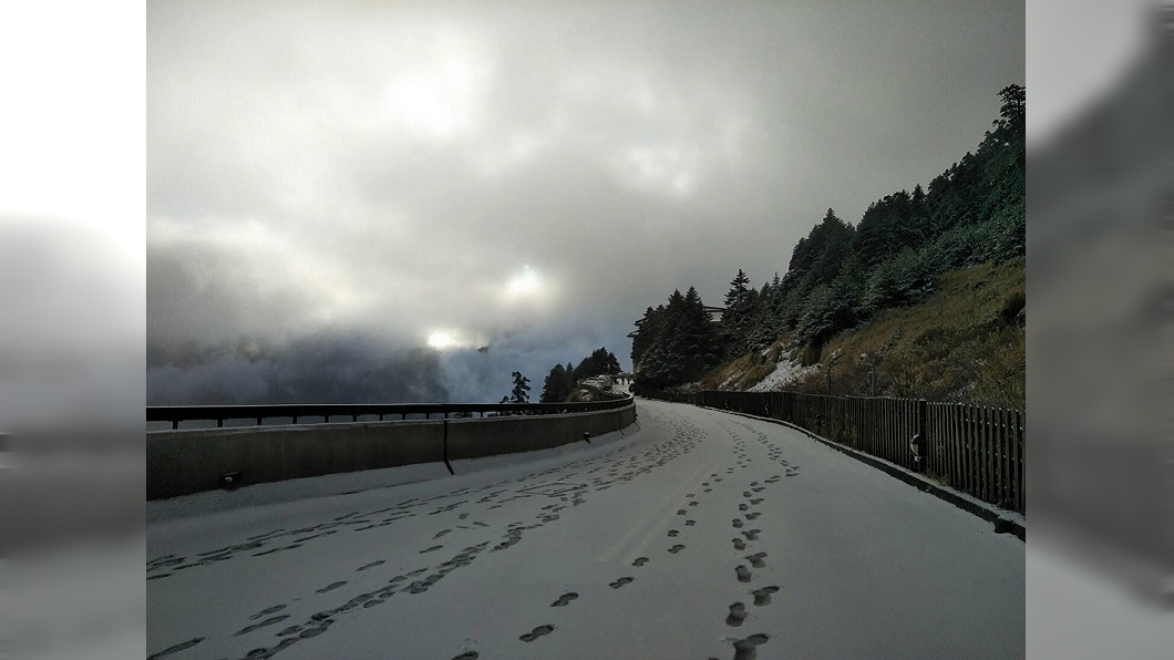 合歡山降雪夾冰霰積5公分厚　部分路段限掛雪鍊