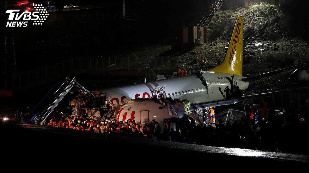 土耳其客機降落時衝出跑道斷3截 至少1死157傷