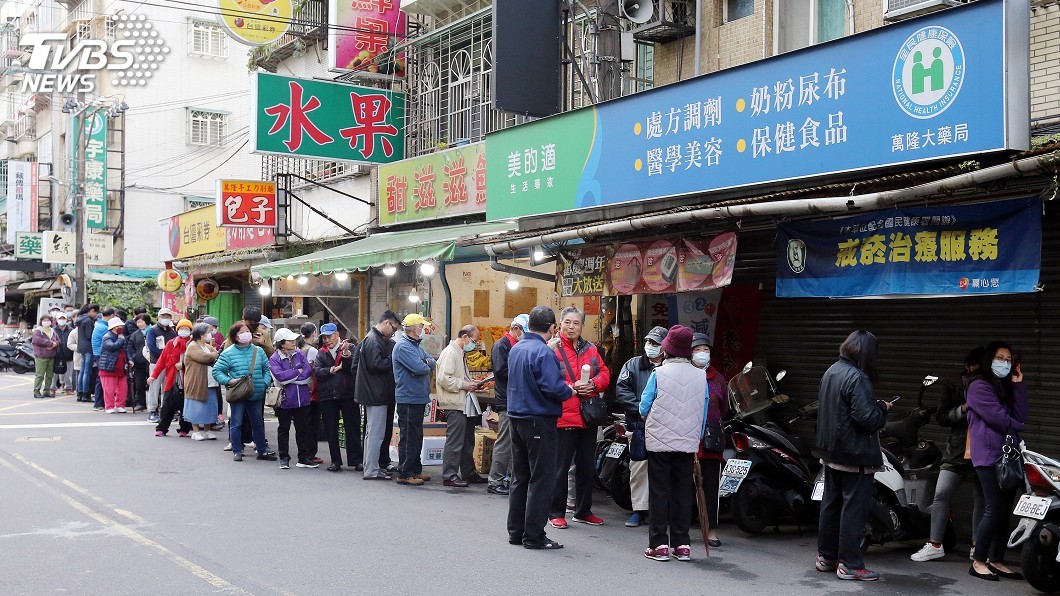 口罩實名制開賣首日　民眾排隊購買過程快速