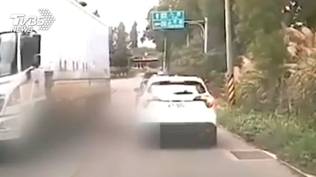 擦撞前車煞不住摔到對向 騎士遭貨車輾斃