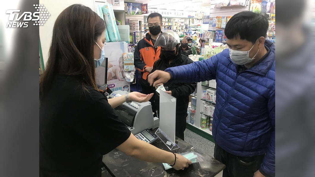 口罩實名制首日售出95萬片　克服瞬間爆量難關