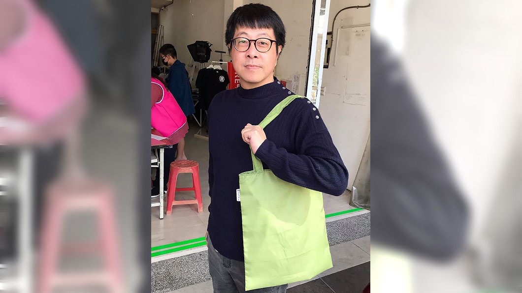 罷韓遊行布條變身環保袋 尹立:「遮羞布」來了