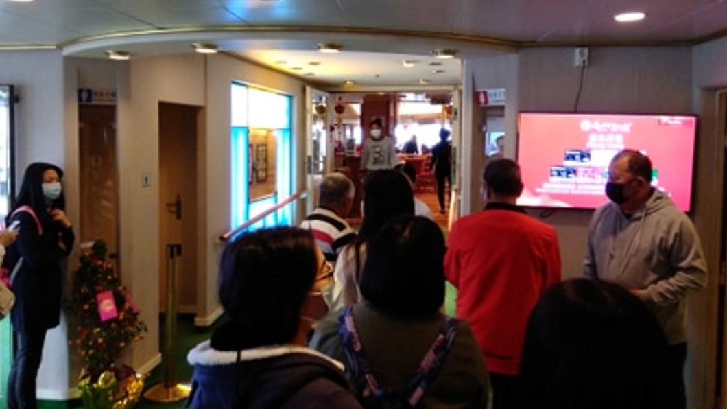 寶瓶星號那霸附近繞圈 旅客戴口罩苦中作樂