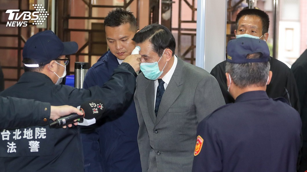 太陽花學運驅離被控殺人未遂 馬英九戴口罩出庭