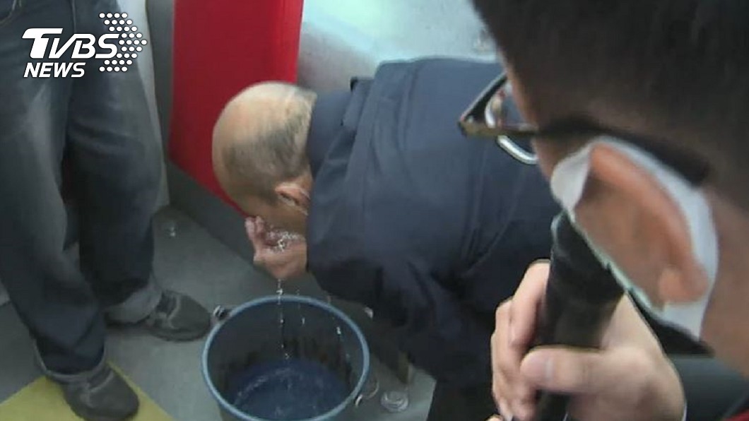 韓國瑜嗅消毒水味道！宅神告誡：愛東聞西聞的朋友注意