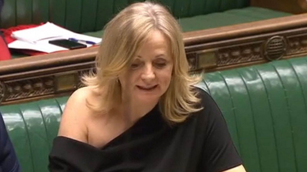 穿露肩洋裝問政　英國會女議員遭不雅字眼辱罵