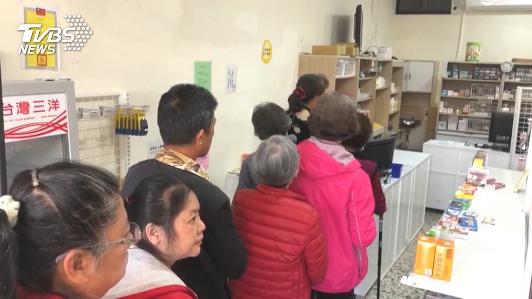 「刷一排健保卡」乖乖買口罩　藥局妹暖讚：覺得太有愛！