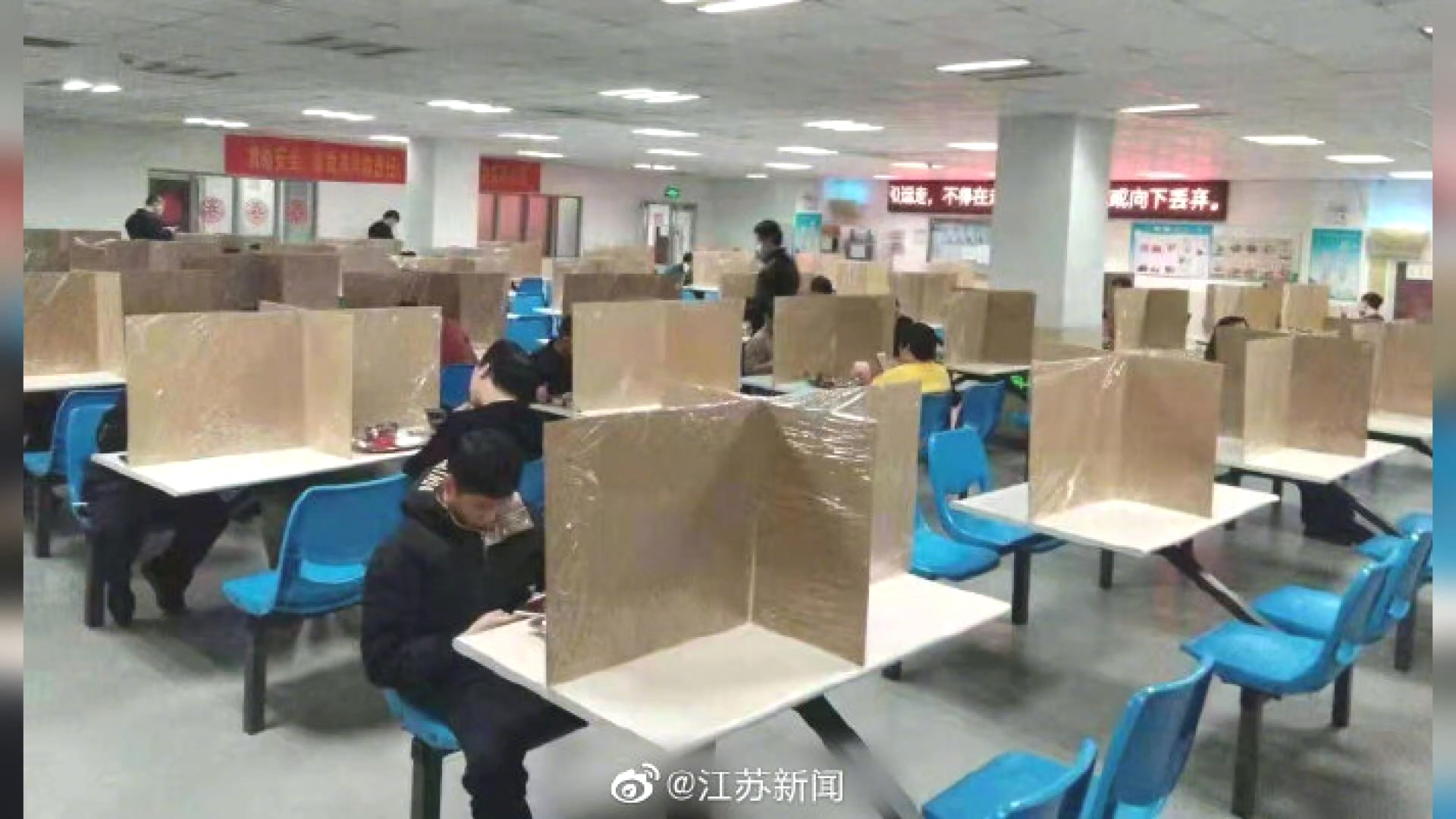 疑染武漢肺炎 大陸夫妻當街遭「裝箱」送走