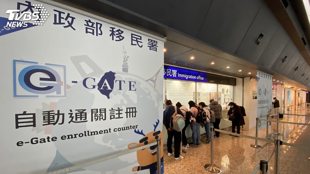桃園機場自動通關塞車 移民署嚴查疫情盼諒解