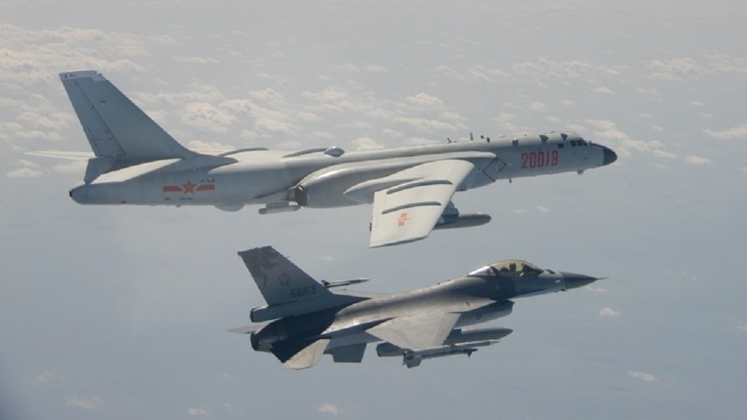 國防部:共機繞台短暫越海峽中線 F-16升空驅離