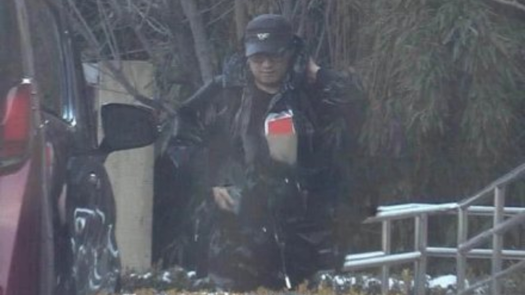 疑似汪峰帶著女兒赴醫院探望章子怡。(圖/翻攝自微博)