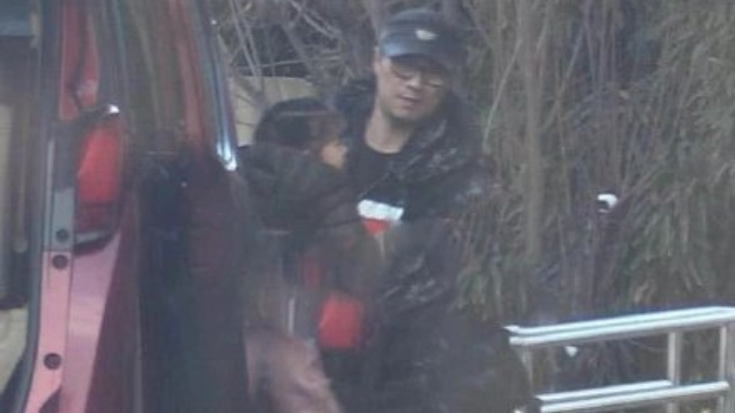 疑似汪峰帶著女兒赴醫院探望章子怡。(圖/翻攝自微博)