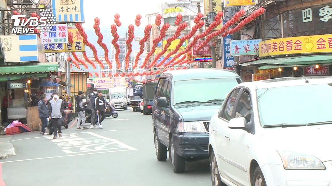 叭！直行、轉彎車險撞　兩騎士互瞪「爆口角」
