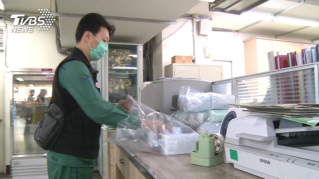 郵差加班投遞送口罩　郵務車上鎖防小偷