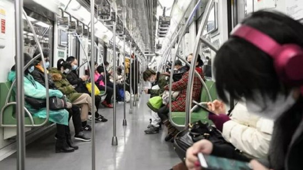 上海地鐵復工首日人潮大減 乘客「戴口罩、護目鏡」自保
