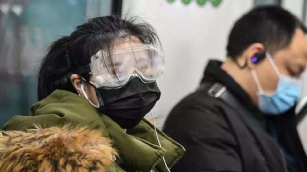 乘客戴起口罩、護目鏡自保。(圖/翻攝自上觀新聞)