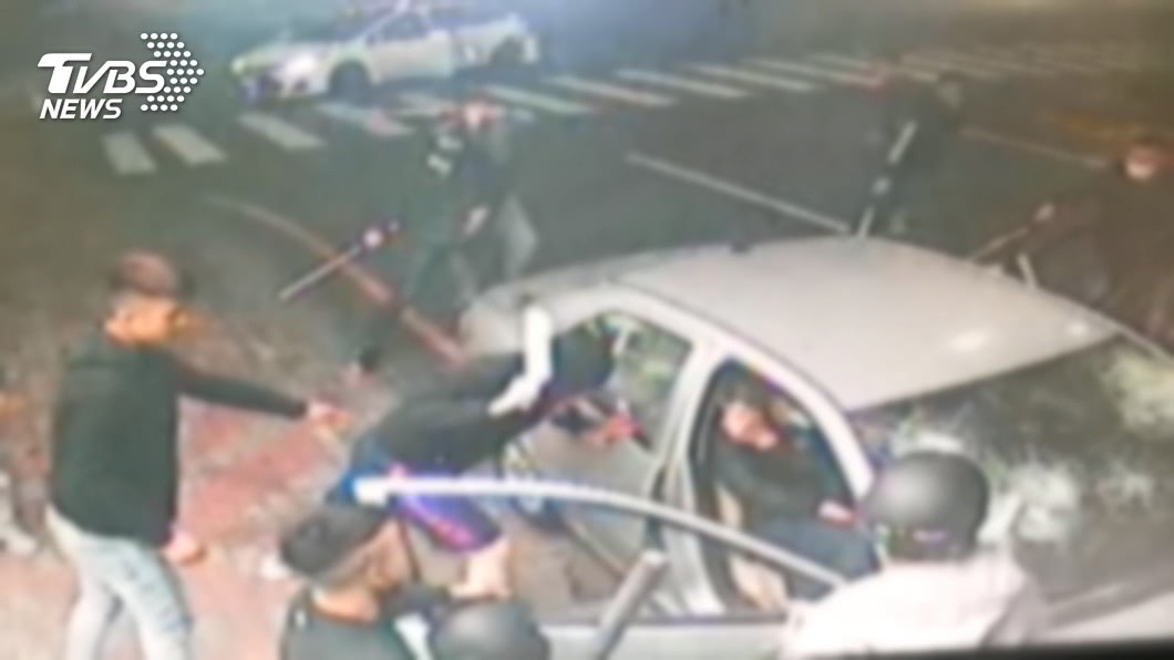 冤家路窄！惡煞當街砸車　1人遭強押帶走