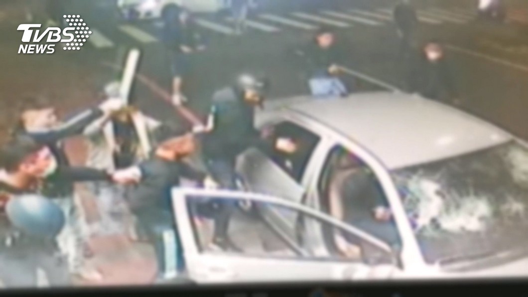 狹路相逢!惡煞當街砸車 玻璃全被砸碎