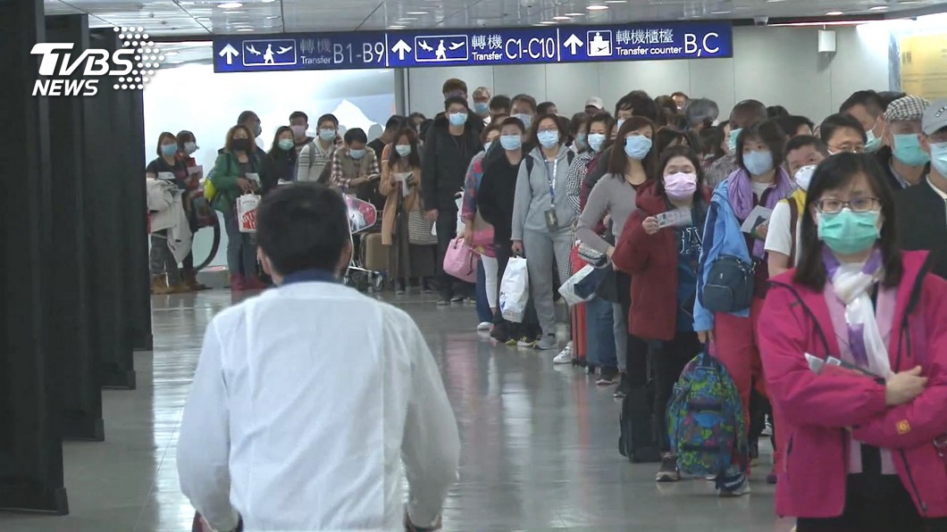 入境全需交「健康聲明卡」 旅客苦排30分
