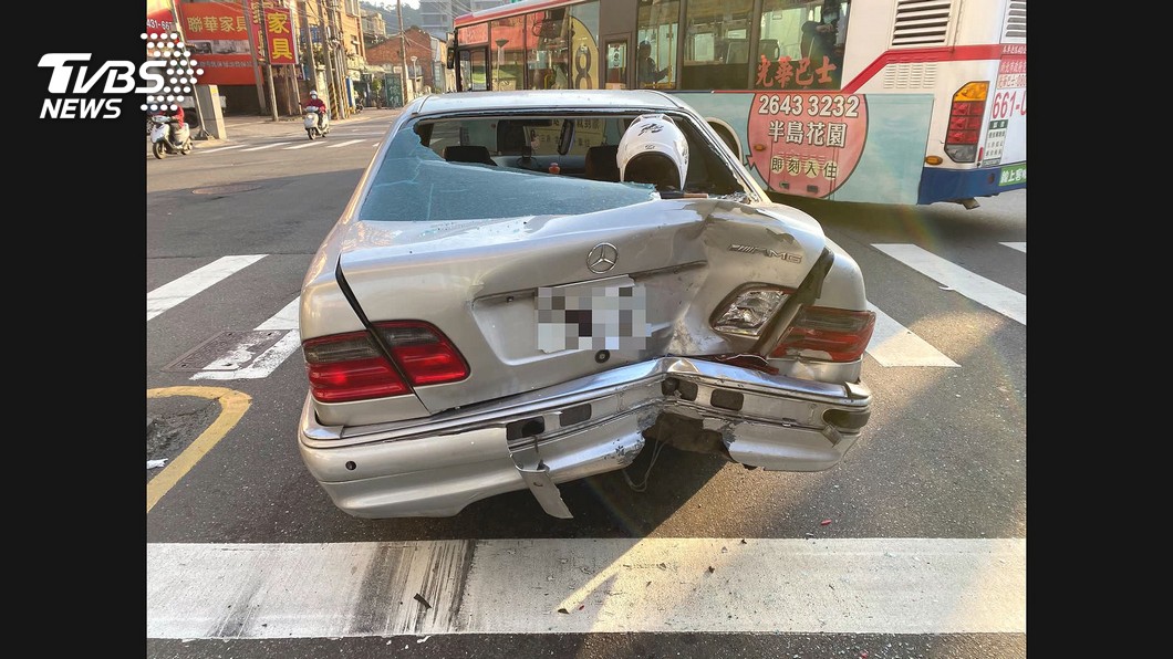 砰!騎士內線道超車撞待轉轎車 送醫不治