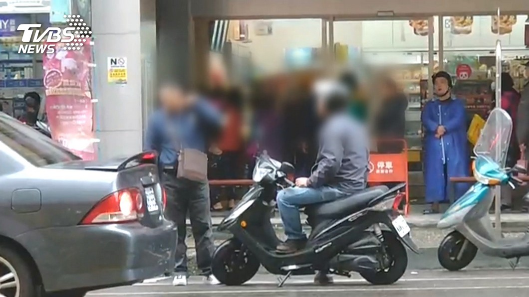不滿被叭！男攔車怒嗆駕駛　民眾：太霸道