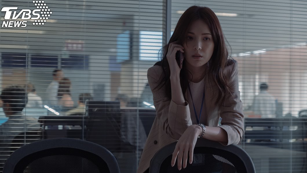 許瑋甯飾演狗仔記者。(圖/Netflix提供)