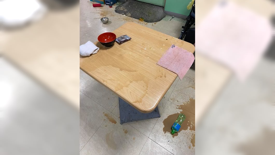 病人為了吃泡麵照三餐摔飯菜。(圖/翻攝自臉書社團「爆怨公社」)