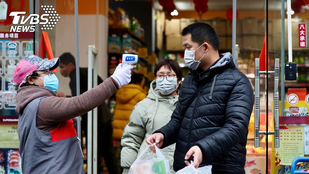 扯!喝超市飲料一口秒放回 男揚言散布武漢肺炎病毒