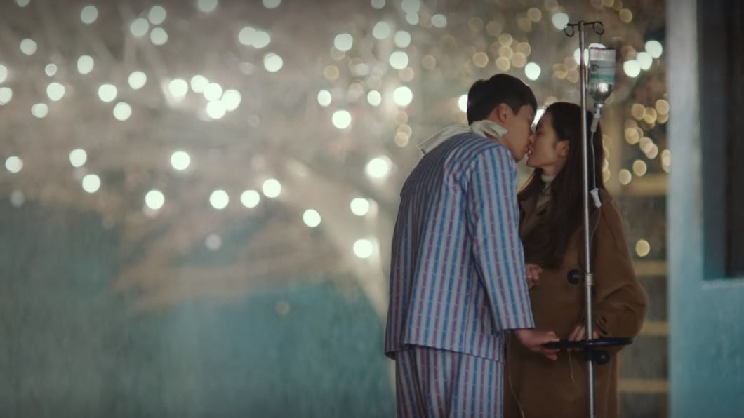 玄彬和孫藝珍在《愛的迫降》中有浪漫戀情。(圖/Netflix提供)