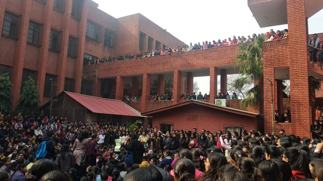 女大生集體控訴,當時現場有員警和保全卻毫無作為,抗議要求警方給個公道。(圖/翻攝自推特)