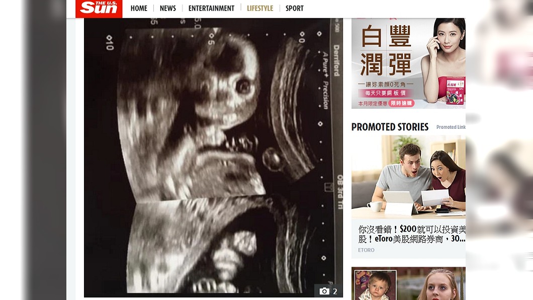 喬的孩子轉頭直接「盯著」鏡頭。圖/翻攝自太陽報(The Sun)