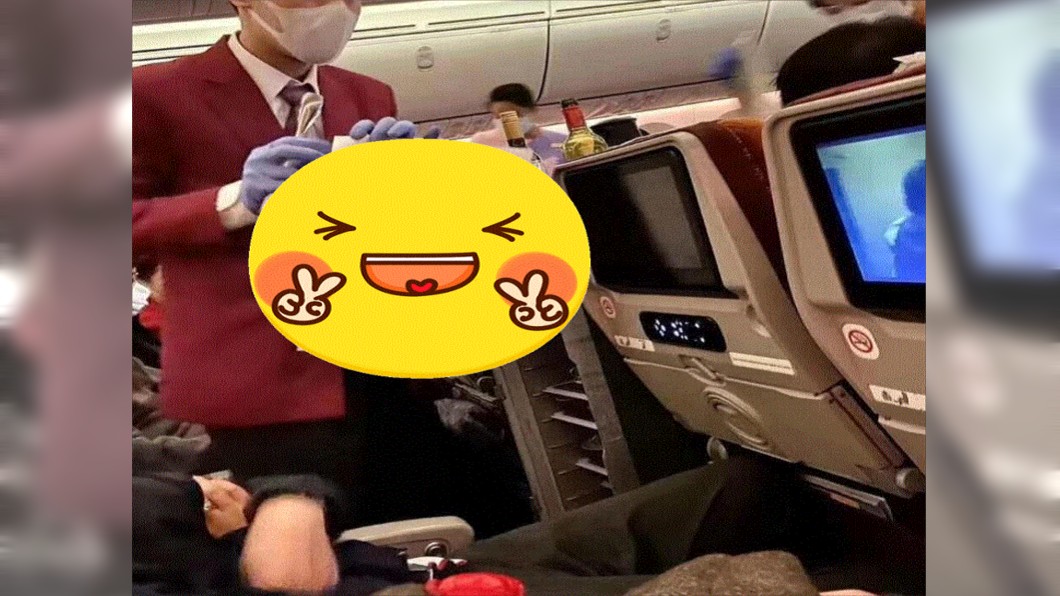 動手不動口?空姐「畫飛機餐」防疫 網讚:風險低